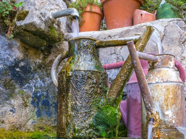 Petite fontaine dans le village de Brantes