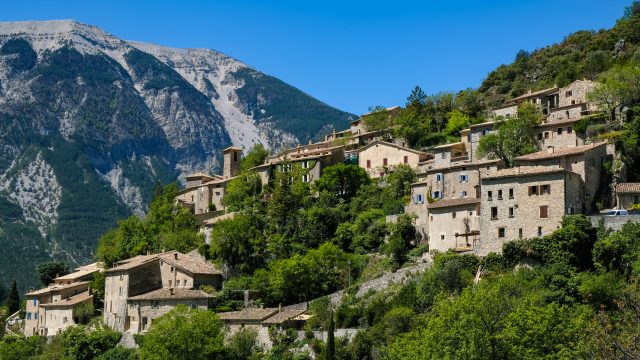 Village de Brantes dans la vallée du Toulourenc