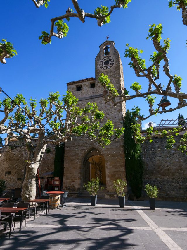 Beffroi de Villedieu au printemps