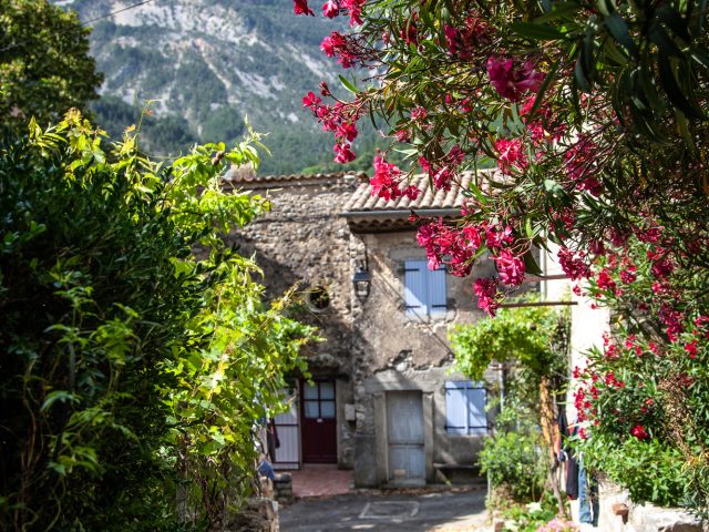 Village de Saint-Léger-du-Ventoux au Printemps