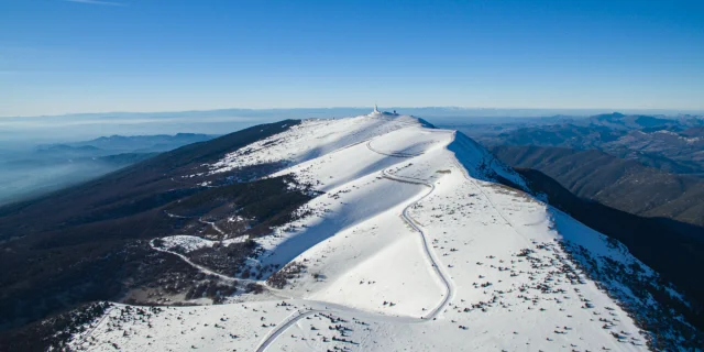 Vue sur le Ventoux enneigé