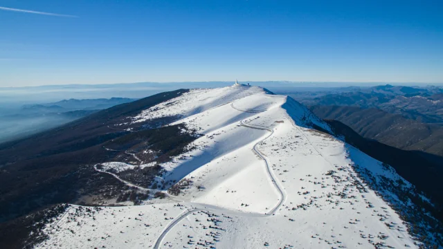 Vue sur le Ventoux enneigé