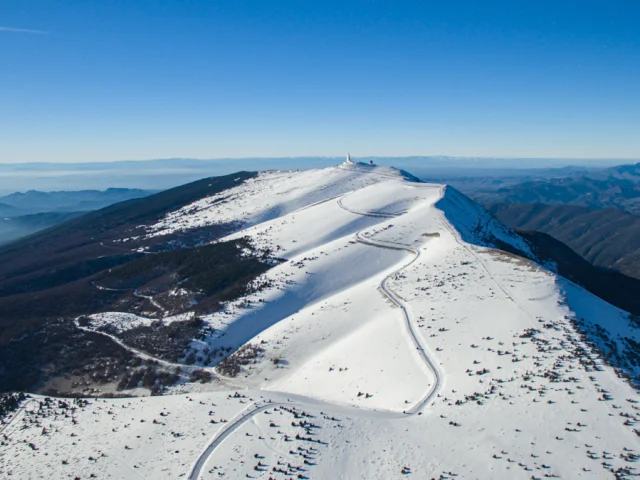 Vue sur le Ventoux enneigé