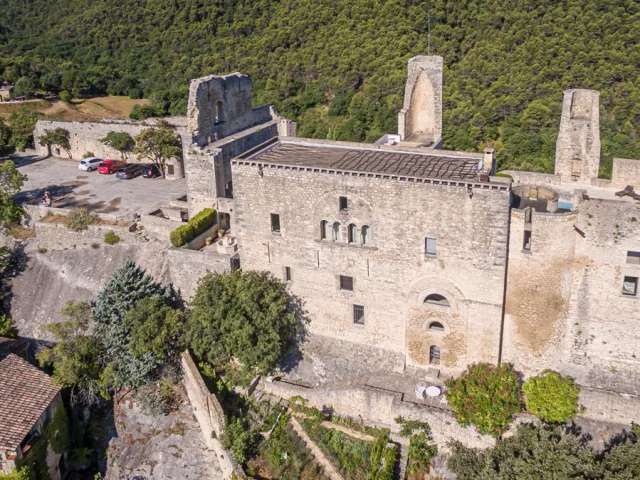 Vue sur le château de Crestet en drone