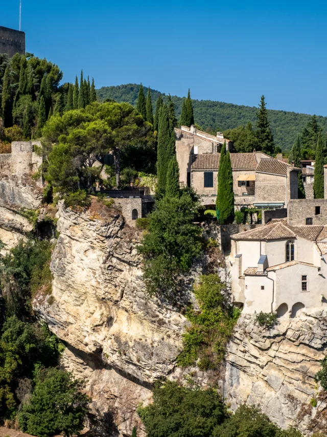 Cité médiévale de Vaison-la-Romaine le 11 août 2020.