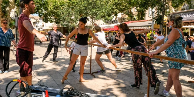 Personnes faisant des représentations de danse sur la place Montfort de Vaison-la-Romaine