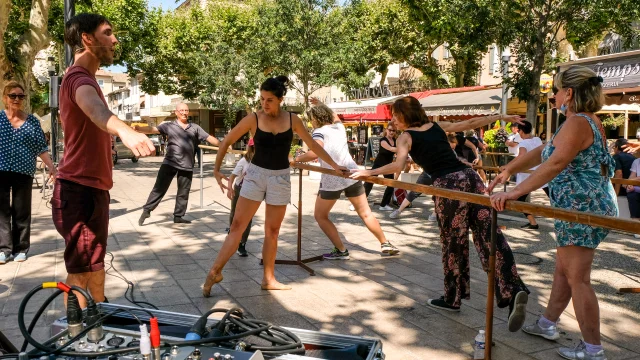 Personnes faisant des représentations de danse sur la place Montfort de Vaison-la-Romaine