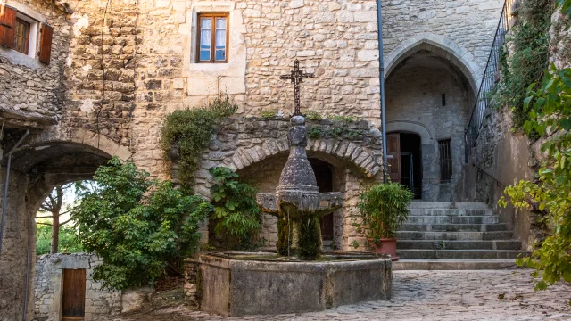 Village de Crestet un jour d'été le 25 aout 2020