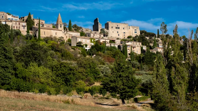 Village de Crestet un jour d'été avec son château