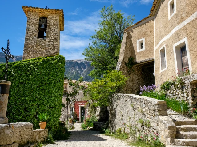 Ruelle du village de Brantes dans la Vallée du Toulourenc