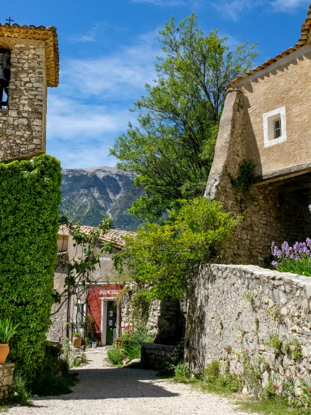 Ruelle du village de Brantes dans la Vallée du Toulourenc