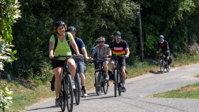 Groupe de personnes à vélo