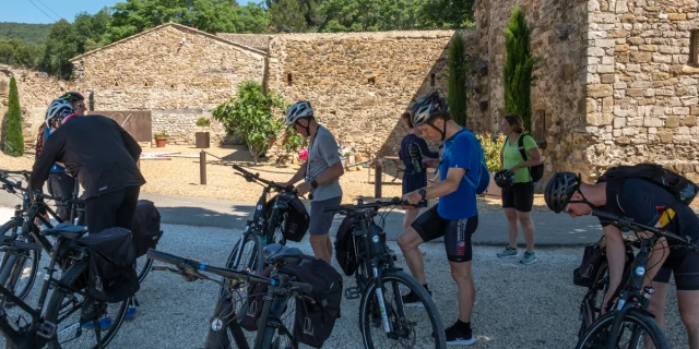 Personnes faisant du vélo