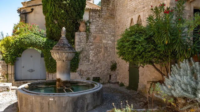 Fontaine dans la cité médiévale de Vaison-la-Romaine