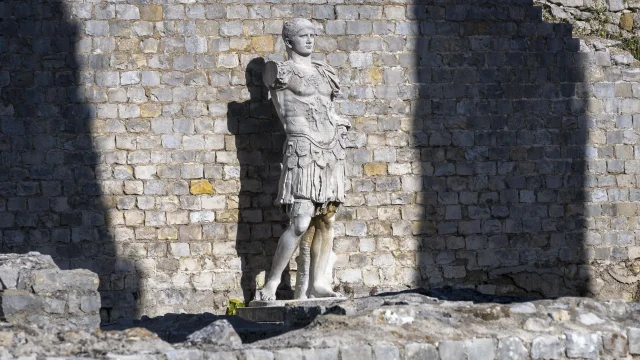 Statue dans les sites antiques de Vaison-la-Romaine