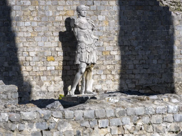 Statue dans les sites antiques de Vaison-la-Romaine