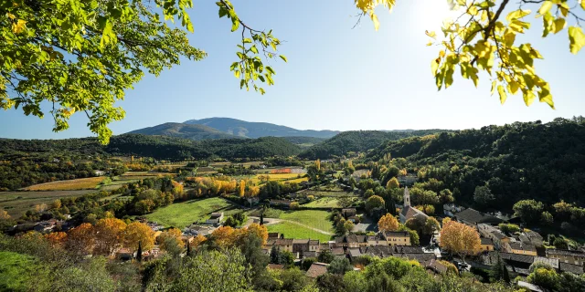 Dorf Entrechaux im Herbst