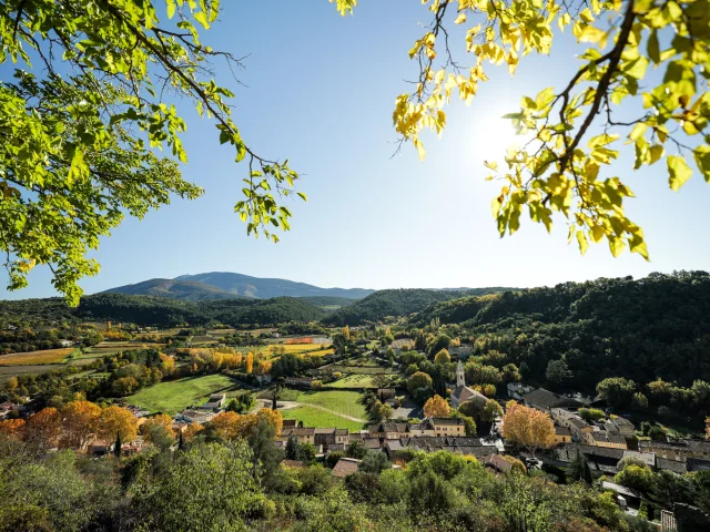 Dorf Entrechaux im Herbst