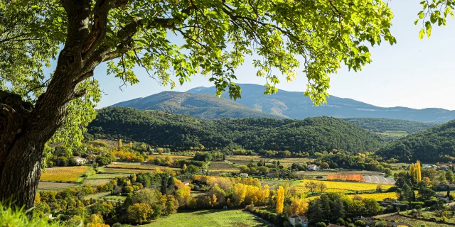 Village d'Entrechaux à l'automne