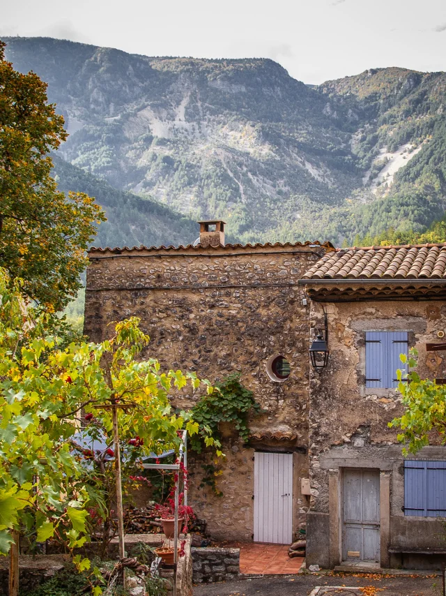 Village de Saint-Léger-du-Ventoux avec en arrière plan le Mont-Ventoux