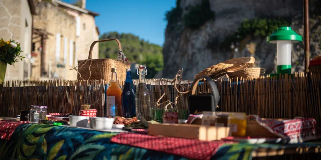 Table avec des produits du terroir