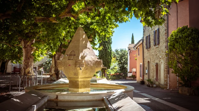 Place du village de Buisson