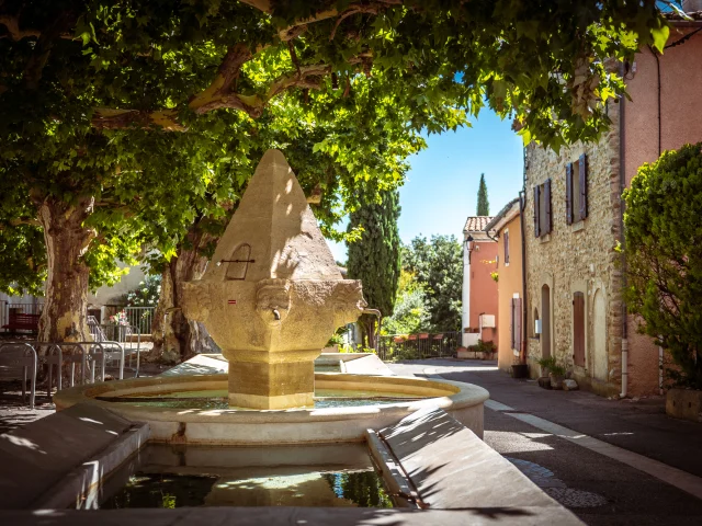 Place du village de Buisson