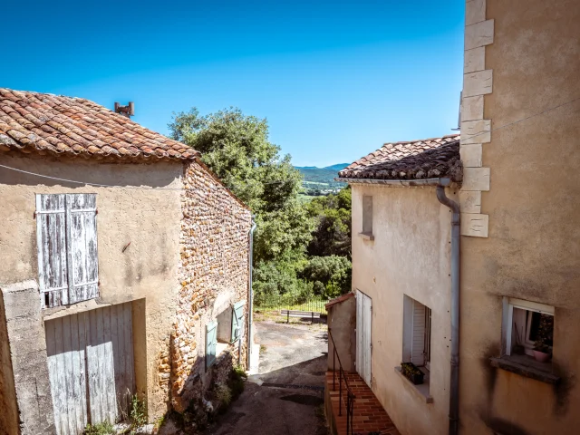 Ruelle du village de Buisson