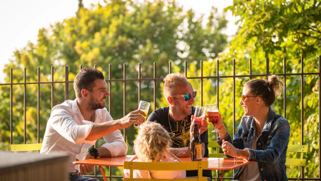 Amis assis à une terrasse dans le village de Faucon