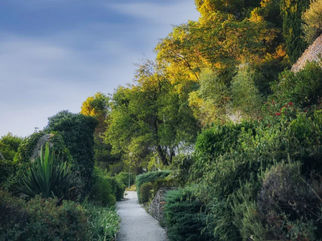 Le chemin de l'église à rasteau au printemps dans le village de Rasteau