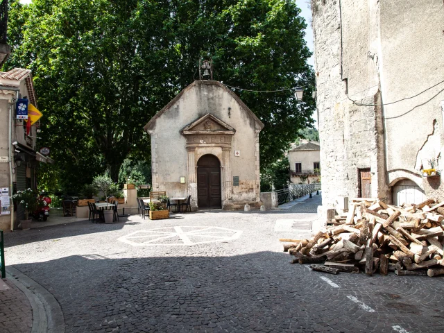 Village de Mollans au printemps