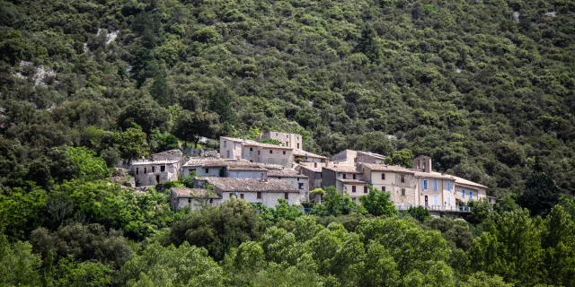 Village de Saint-Léger-du-Ventoux au printemps