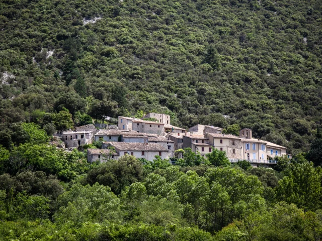 Village de Saint-Léger-du-Ventoux au printemps