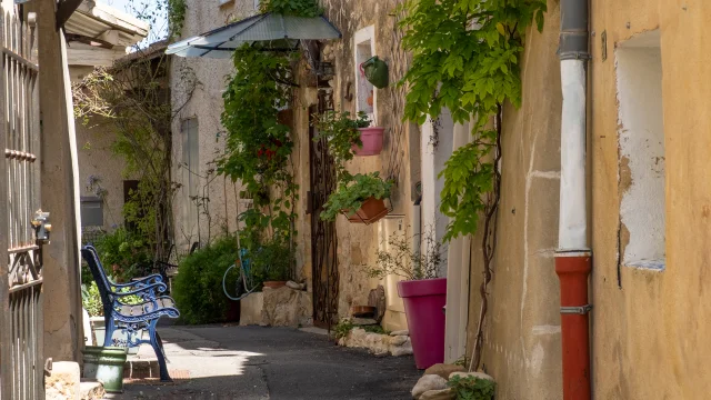 Ruelle du village de Buisson