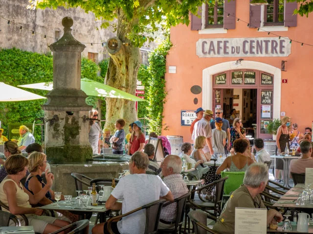 Place centrale du village de Villedieu et sa fontaine