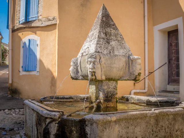 Fontaine du village de Saint-Roman-de-Malegarde