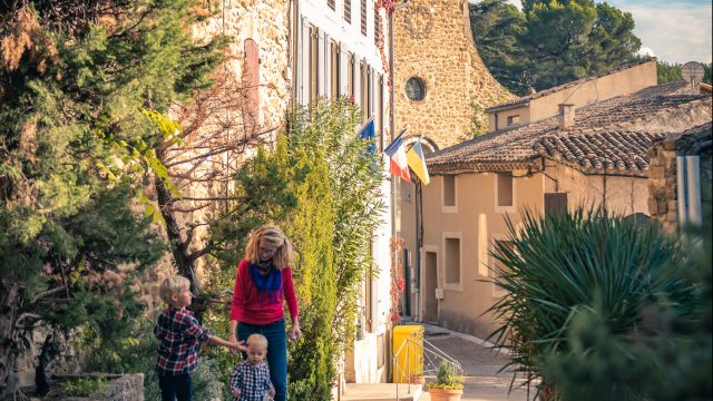 Déambulation d'une famille dans le village de Puyméras avec le jeux Intrigue dans la ville