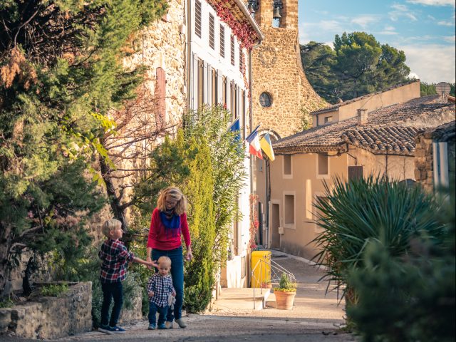 Déambulation d'une famille dans le village de Puyméras avec le jeux Intrigue dans la ville