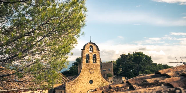 Déambulation d'une famille dans le village de Puyméras avec le jeux Intrigue dans la ville