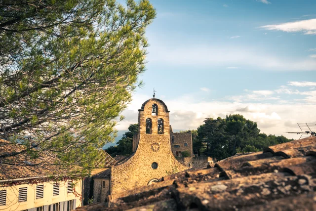 Déambulation d'une famille dans le village de Puyméras avec le jeux Intrigue dans la ville