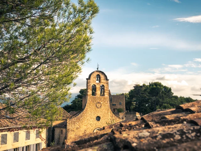 Déambulation d'une famille dans le village de Puyméras avec le jeux Intrigue dans la ville