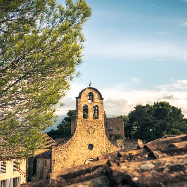 Déambulation d'une famille dans le village de Puyméras avec le jeux Intrigue dans la ville