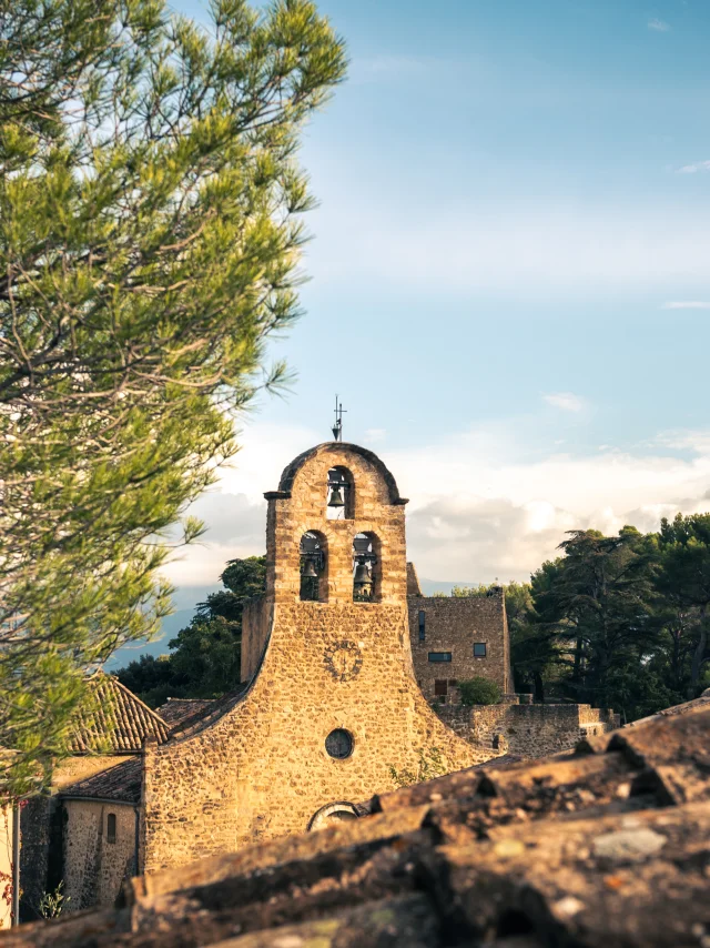 Déambulation d'une famille dans le village de Puyméras avec le jeux Intrigue dans la ville