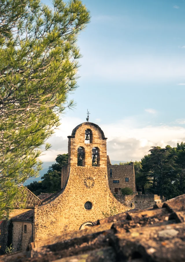 Déambulation d'une famille dans le village de Puyméras avec le jeux Intrigue dans la ville