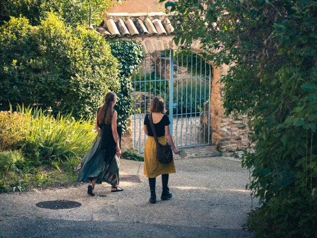 Déambulation d'une famille dans le village de Puyméras avec le jeux Intrigue dans la ville