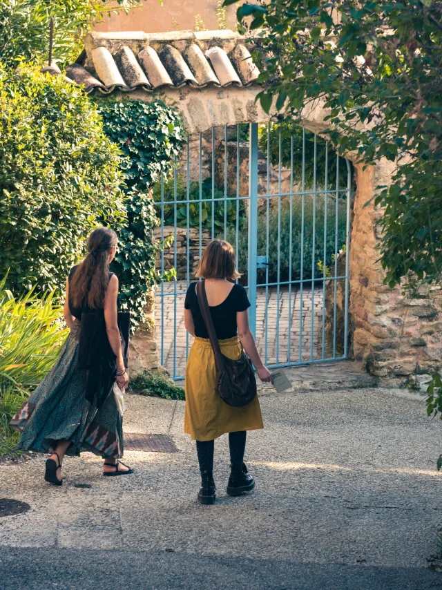 Déambulation d'une famille dans le village de Puyméras avec le jeux Intrigue dans la ville