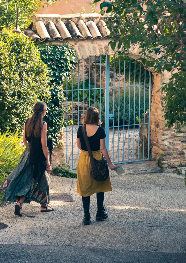 Déambulation d'une famille dans le village de Puyméras avec le jeux Intrigue dans la ville