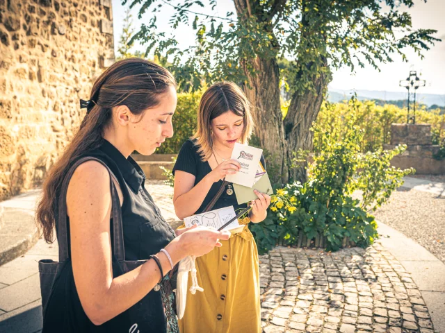 Déambulation d'une famille dans le village de Puyméras avec le jeux Intrigue dans la ville