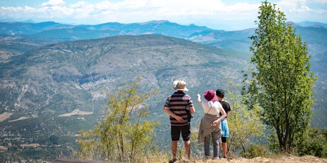 Trois personnes regardant un panorama lors d'une randonnée au Mont-Ventoux