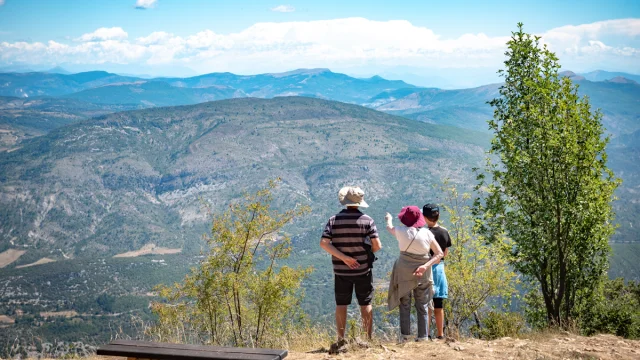 Trois personnes regardant un panorama lors d'une randonnée au Mont-Ventoux